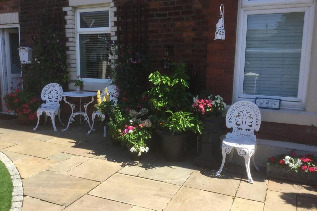 Leafy Lytham Central Lovely Ground Floor 1 Bedroom Apartment With Private Garden In Lytham Dog Friendly Lytham St Annes Bagian luar foto